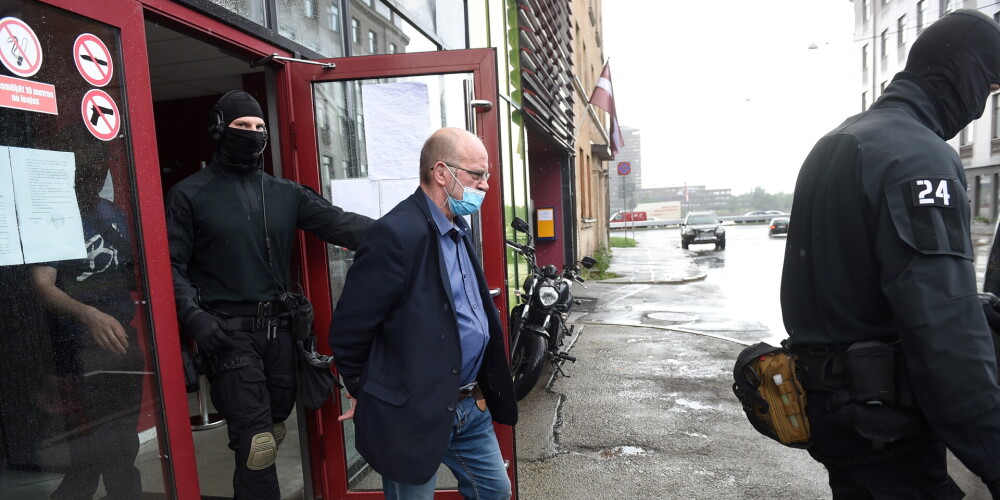 Spiegošanā Krievijas labā vainotais Saeimas deputāts Jānis Ādamsons pēc Rīgas pilsētas Vidzemes priekšpilsētas tiesas sprieduma, kurā viņam piemēroja drošības līdzekli apcietinājumu.