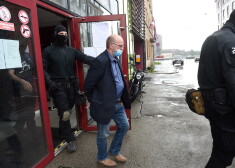 Spiegošanā Krievijas labā vainotais Saeimas deputāts Jānis Ādamsons pēc Rīgas pilsētas Vidzemes priekšpilsētas tiesas sprieduma, kurā viņam piemēroja drošības līdzekli apcietinājumu.