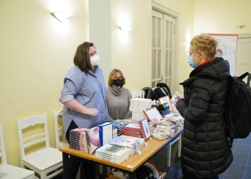 FOTO: Rīgas Latviešu biedrības namā darbojas Ziemassvētku grāmatu tirdziņš