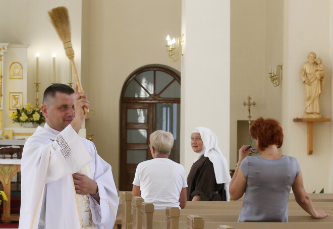 Salaspils un Baldones katoļu draudžu prāvests Ilmārs Tolstovs: “Tiklīdz situācija normalizēsies atkal būs saistoši apmeklēt dievkalpojumus klātienē”.