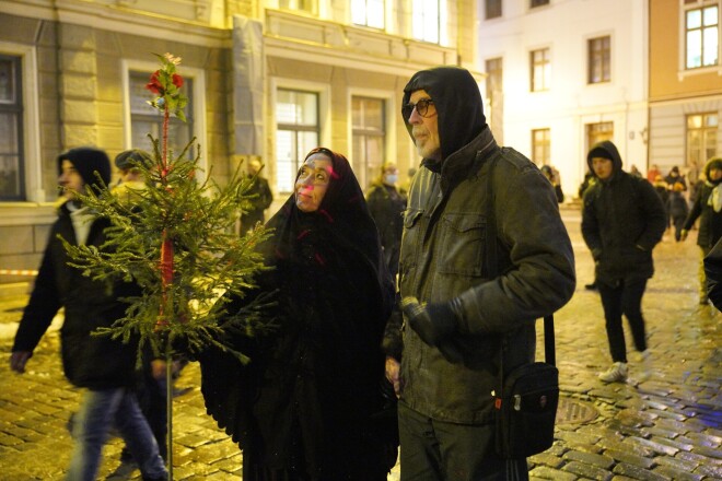 Protestēt pie Rīgas pils ieradās arī dziesminieks Kaspars Dimiters ar sievu Līgu. Viņu eglīte necieta.