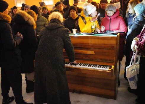 Gobzema akcijā pie Rīgas pils īpaša vieta bija ierādīta klavierēm. Pret vakcināciju noskaņotais pianists Vestards Šimkus arī bija aicināts, taču pieklājīgi atteicies.