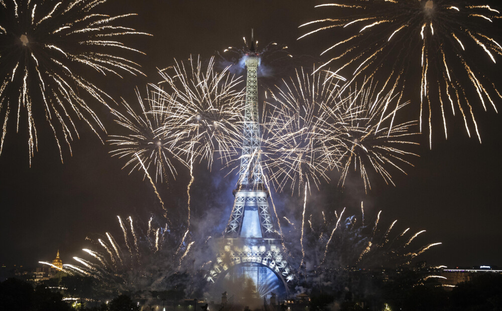 Parīze bažās par omikronu atceļ Jaungada uguņošanu