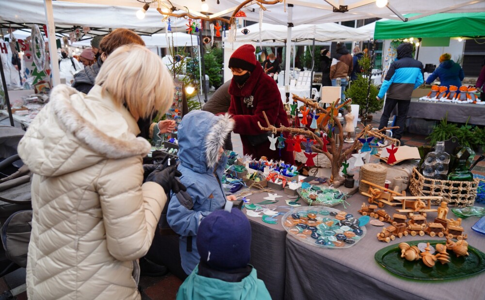 FOTO: cilvēki steidz iepirkt svētku dāvanas Kalnciema kvartāla Ziemassvētku tirgū