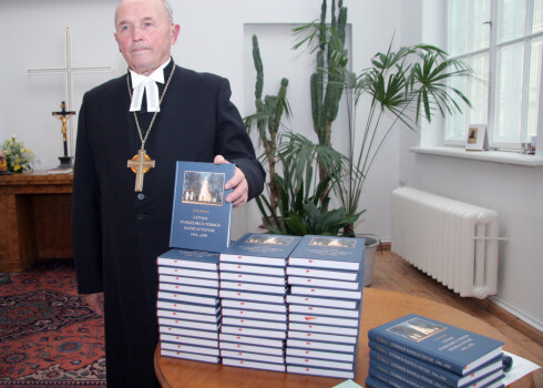 Unikālas fotogrāfijas stāsts: Latvijas luterāņu arhibīskaps ar padomju kara medaļu nosētu krūtežu