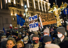 Polijā tūkstošiem cilvēku protestē pret mediju likumu, pieprasot prezidentam noteikt veto