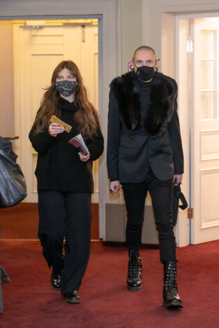 “Uz pirmizrādi atskrējām taisnā ceļā no savas izstādes atklāšanas. Pulcēšanās ierobežojumu dēļ izstādes atklāšana bija no pulksten 12 dienā līdz astoņiem vakarā. Lai pagūtu uz teātra pirmizrādi, mēs aizlaidāmies agrāk. Ik pēc brīža kāds atnāca, apsveica, – sanāca tāda pieņemšana visas dienas garumā,” sastapti Latvijas Nacionālajā teātrī, pastāstīja Kristians Brekte un viņa draudzene Helēna.