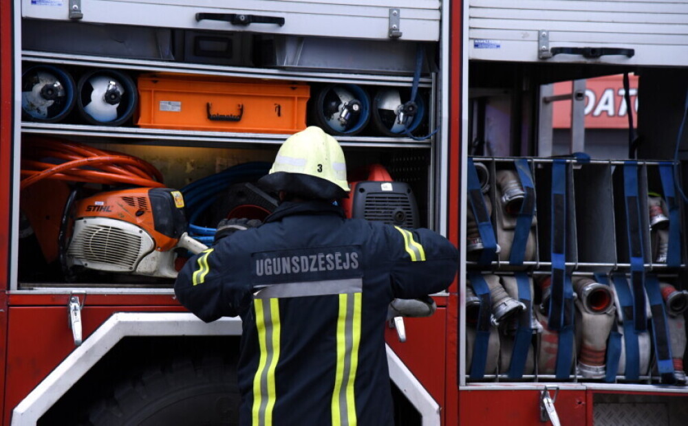 Rīgā pirmdien ugunsgrēkā dzīvojamā mājā gājis bojā cilvēks