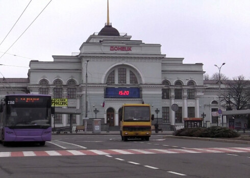 Kaut arī formāli pilsētas iedzīvotāju lielākā daļa ir ukraiņi, Doņeckā dominē krievu valoda.