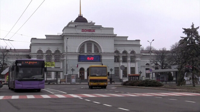 Kaut arī formāli pilsētas iedzīvotāju lielākā daļa ir ukraiņi, Doņeckā dominē krievu valoda.