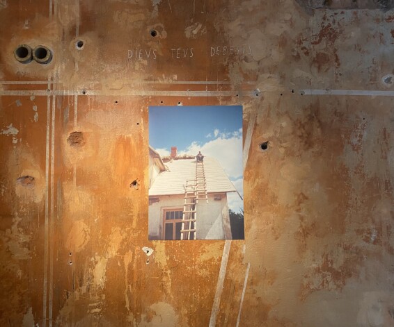 Ar Ances Vilnītes izstādi “Dievs Tēvs Debesīs” savu pastāvēšanu noslēdz mākslinieces Kristīnes Neiburgas kūrētās mākslas telpas “Brīvība” galerijas izstādes.