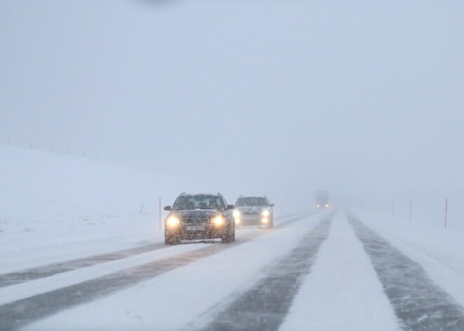 Teju uz visiem lielākajiem ceļiem sniega dēļ apgrūtināta braukšana