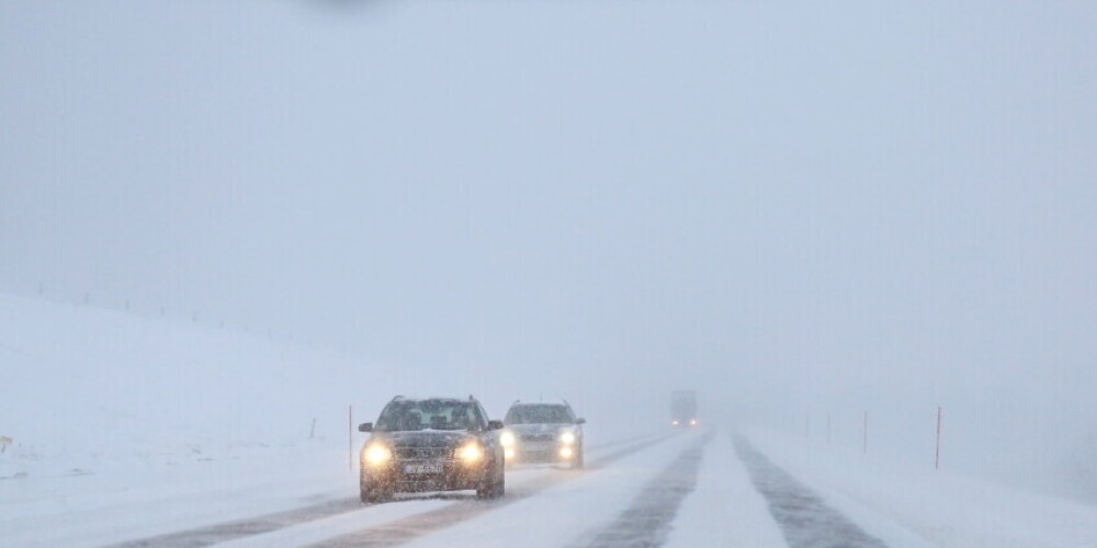 Почти на всех крупнейших дорогах Латвии затруднено движение из-за снега