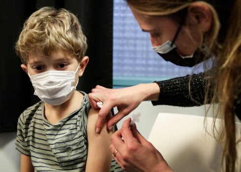 Līdz šim Latvijā pret kovidu vakcinēti gandrīz 400 bērni vecumā no pieciem līdz 11 gadiem