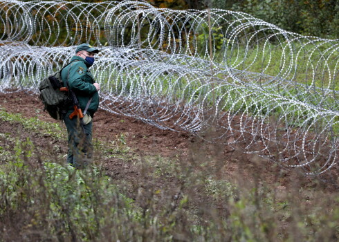 Lai kavētu nelegālo migratnu plūsmu, uz Latvijas-Baltkrievijas robežas tiek uzstādīts Slovēnijas Aizsardzības ministrijas dāvinātais pagaidu žogs.