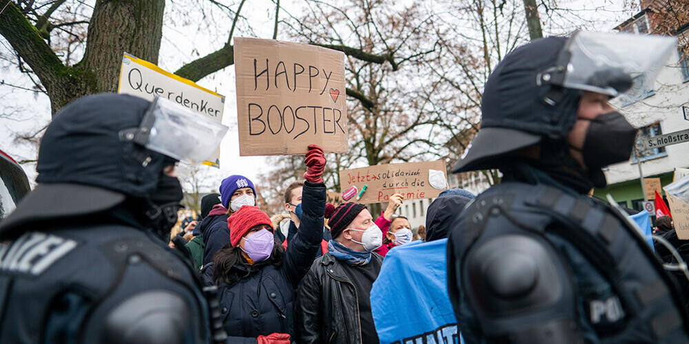 Protestētāji Manheimā sapulcējās bez varasiestāžu atļaujas un nepakļāvās policijas centieniem demonstrāciju izklīdināt