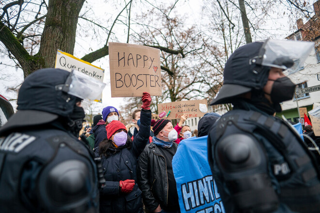 Protestētāji Manheimā sapulcējās bez varasiestāžu atļaujas un nepakļāvās policijas centieniem demonstrāciju izklīdināt