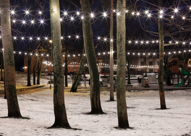 Sagaidot Ziemassvētku nedēļu, no 20. decembra ierasto pilsētvides svētku noformējumu papildina gaismas noformējums 10 Rīgas parkos un pastaigu takās ne tikai centrā, bet arī pilsētas apkaimēs – Imantā, Ziepniekkalnā, Pļavniekos, Sarkandaugavā un Pārdaugavā