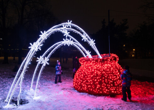 ФОТО: праздничными огнями засияли 10 парков в микрорайонах и в центре Риги