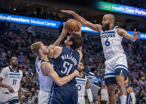 "Mavericks" mājas spēlē ar rezultātu 114:102 pārspēja Minesotas "Timberwolves".