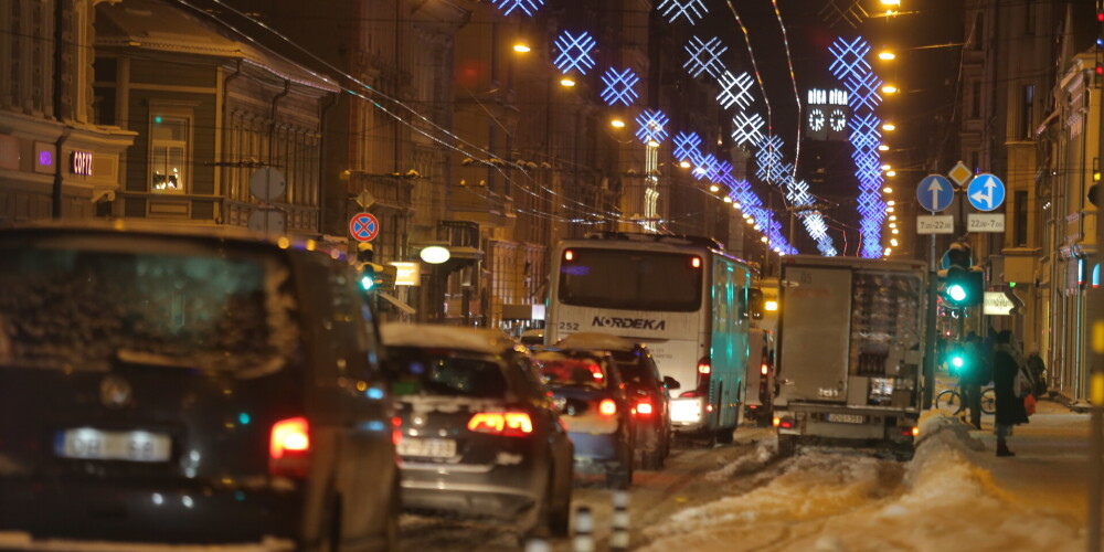 Biežākās kļūdas, ko Latvijas šoferi nepareizi dara ziemā. Stāsta speciālists