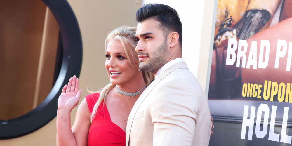 Britnija Spīrsa ar savu saderināto Semu Asghari.