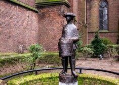 Daudzviet pasaulē leģendārajam Ziemassvētku Mazajam bundziniekam uzstādīti pieminekļi (attēlā – viens no tiem Nīderlandē, Eindhovenā pie svētās Katrīnas baznīcas).