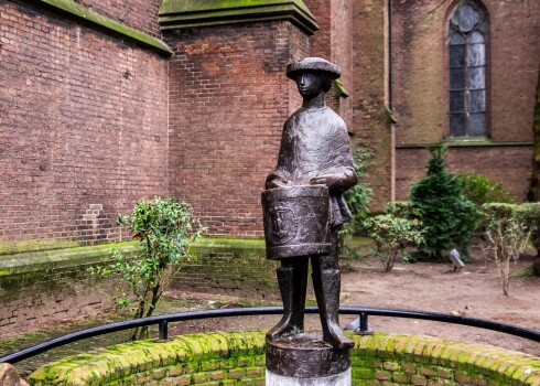 Daudzviet pasaulē leģendārajam Ziemassvētku Mazajam bundziniekam uzstādīti pieminekļi (attēlā – viens no tiem Nīderlandē, Eindhovenā pie svētās Katrīnas baznīcas).