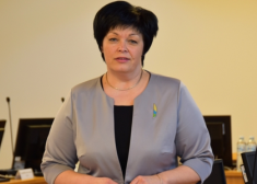 Jelgavas novada deputāti uz disciplinārlietas izmeklēšanas laiku no amata atstādina izpilddirektori Līgu Lonerti