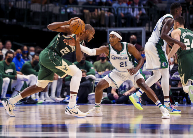 "Mavericks" bez Porziņģa un Dončiča zaudē čempionvienībai "Bucks"