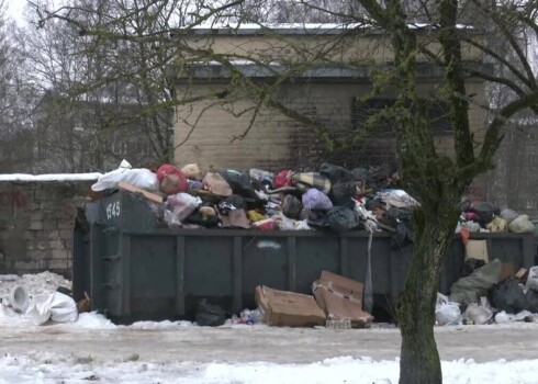 "Здесь происходит просто ужас!": жители Агенскалнса возмущены ситуацией с мусором
