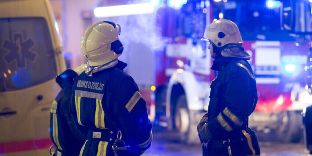Пожар в многоквартирном доме Огре: 6 человек были эвакуированы, один погиб