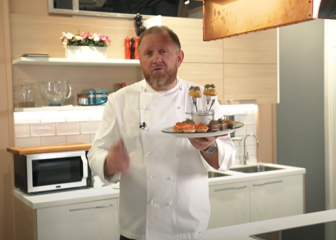 Рецепты с видео: закуски с икрой на новогодний стол от шефа Ивлева