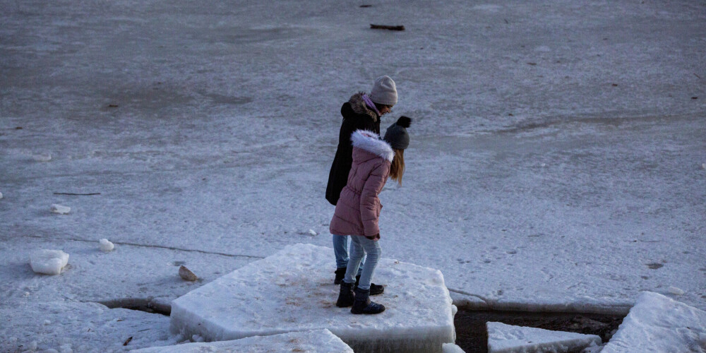 Glābēju ierašanās aizbiedē bērnus no Buļļupes ledus