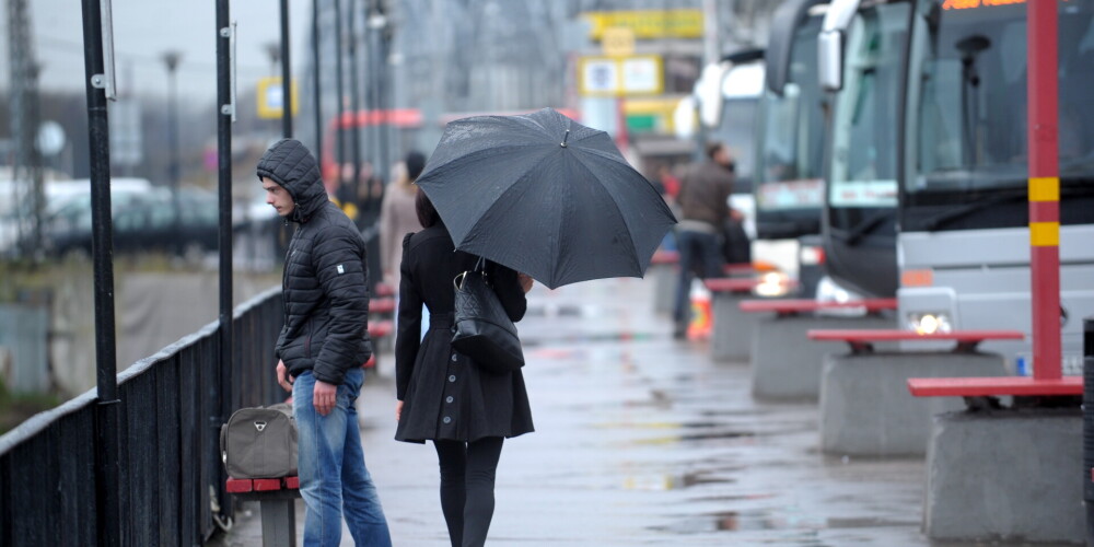 Cilvēki Rīgas Starptautiskajā autoostā.