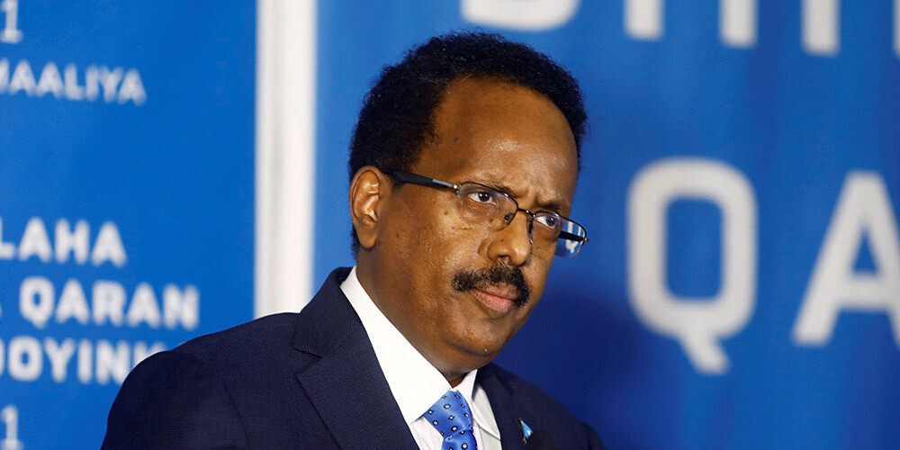 Mohameds Abdullahi Mohameds (attēlā) nolēma apturēt premjerministra Mohameda Huseina Robles pilnvaras, jo viņš ir saistīts ar korupciju.