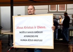 Lielākie 2021. gada skandāli Latvijas baznīcā: vergu tirdzniecība, kovidnāves, pāvesta degradēšana, cīņa pret amoralitāti...