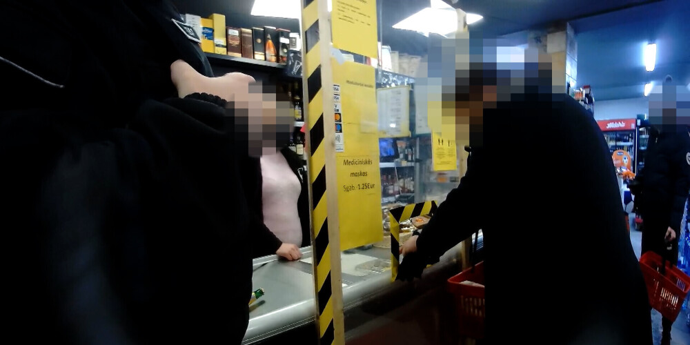 "Конституция не требует, чтобы свободный человек носил маску!": спор в рижском магазине закончился применением электрошокера