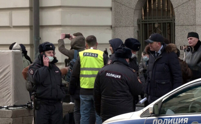 Policija pie tiesas ēkas aiztur vairākus protestētājus.