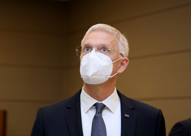 Кариньш призывает соблюдать ограничения на собрания людей и перед празднованием Нового года сделать экспресс-тест