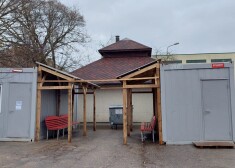 Aiz pašreizējiem Alūksnes autoostas pagaidu vagoniņiem aizslēpusies teju vai kultūras pils jeb sabiedriskā tualete, kas pilda ne tikai savas tiešās funkcijas, bet ir arī autoostas uzgaidāmā telpa, bāriņš, bezpajumtnieku patversme un jauniešu brīvā laika centrs.