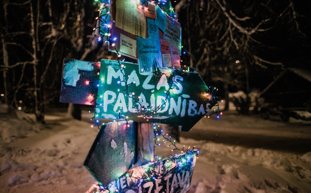 FOTO: kā tika aizvadīti svētki audiovizuālajā pastaigu takā “Ziemassvētki Mazsalacā 2021”