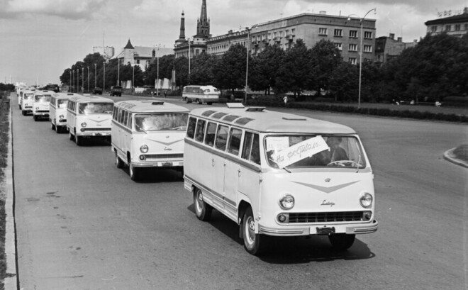 Mikroautobusu Latvija kolonna pirms došanās uz Vispasaules jaunatnes un studentu festivālu Helsinkos. 1962. gads.