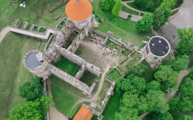 Lai izvairītos no krievu gūsta, vairāki simti pilī esošo cilvēku paši sevi uzspridzināja.