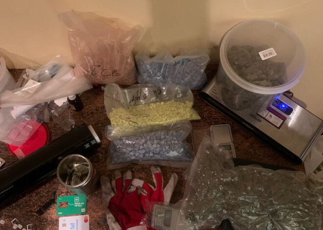 Šā gada novembrī Valsts policijas Rīgas reģiona pārvaldes Kriminālpolicijas pārvaldes (VP RRP KrPP) 1. biroja 3. nodaļas amatpersonas aizturēja divu personu grupu, kura nodarbojās ar narkotisko vielu nelikumīgu apriti Rīgas pilsētas teritorijā. Kopumā izņemts liels apjoms narkotisko vielu, tostarp, 14 kilogrami marihuānas, ap 2,7 kilogrami MD kristāli (mefedrons), 13,5 kilogrami MDMA tabletes un citas narkotiskās vielas, kā arī skaidra nauda 32 625 eiro.