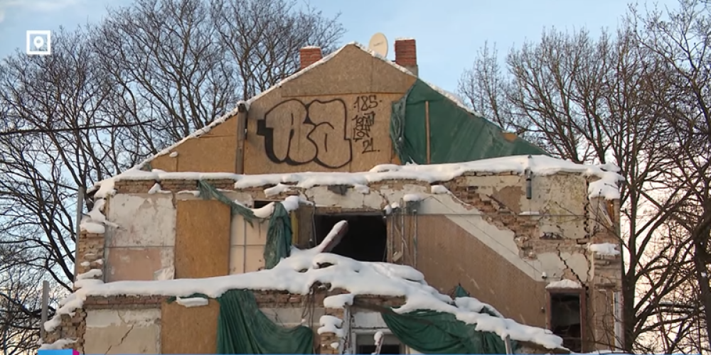 "Квартиры нет, но ты плати": домоуправление собирает плату с жильцов взорвавшегося дома в Риге