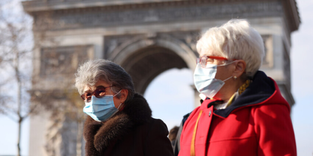 Коронавирусный маскарад: на улицах Парижа всех обязали носить маски