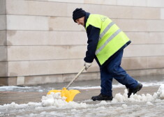После Clean R: какое предприятие будет теперь чистить тротуары Риги?
