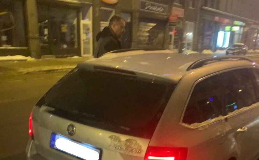 FOTO: aicina atpazīt varmāku, kurš Rīgas centrā pārsitis sievietei degunu