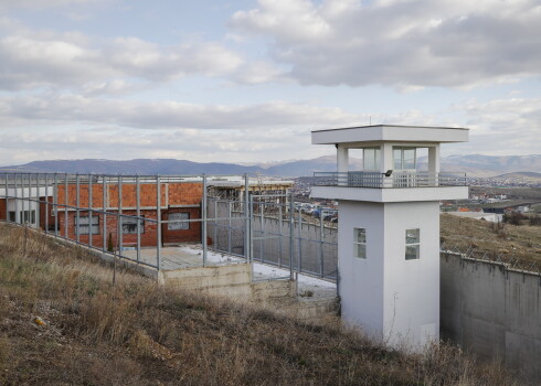 Dānija īrēs Kosovā cietuma kameras
